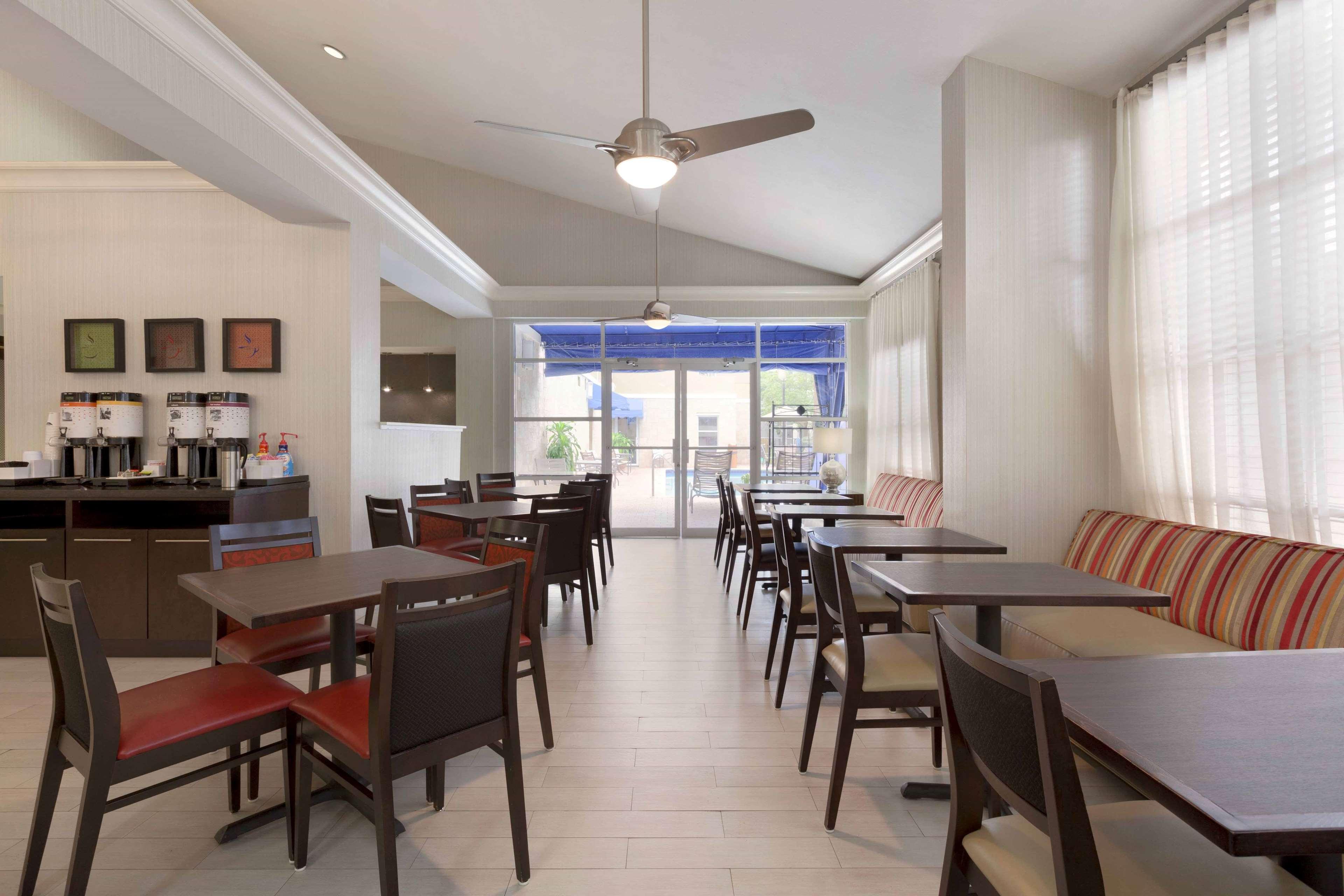 Hampton Inn & Suites Fort Lauderdale Airport Hollywood Exterior photo