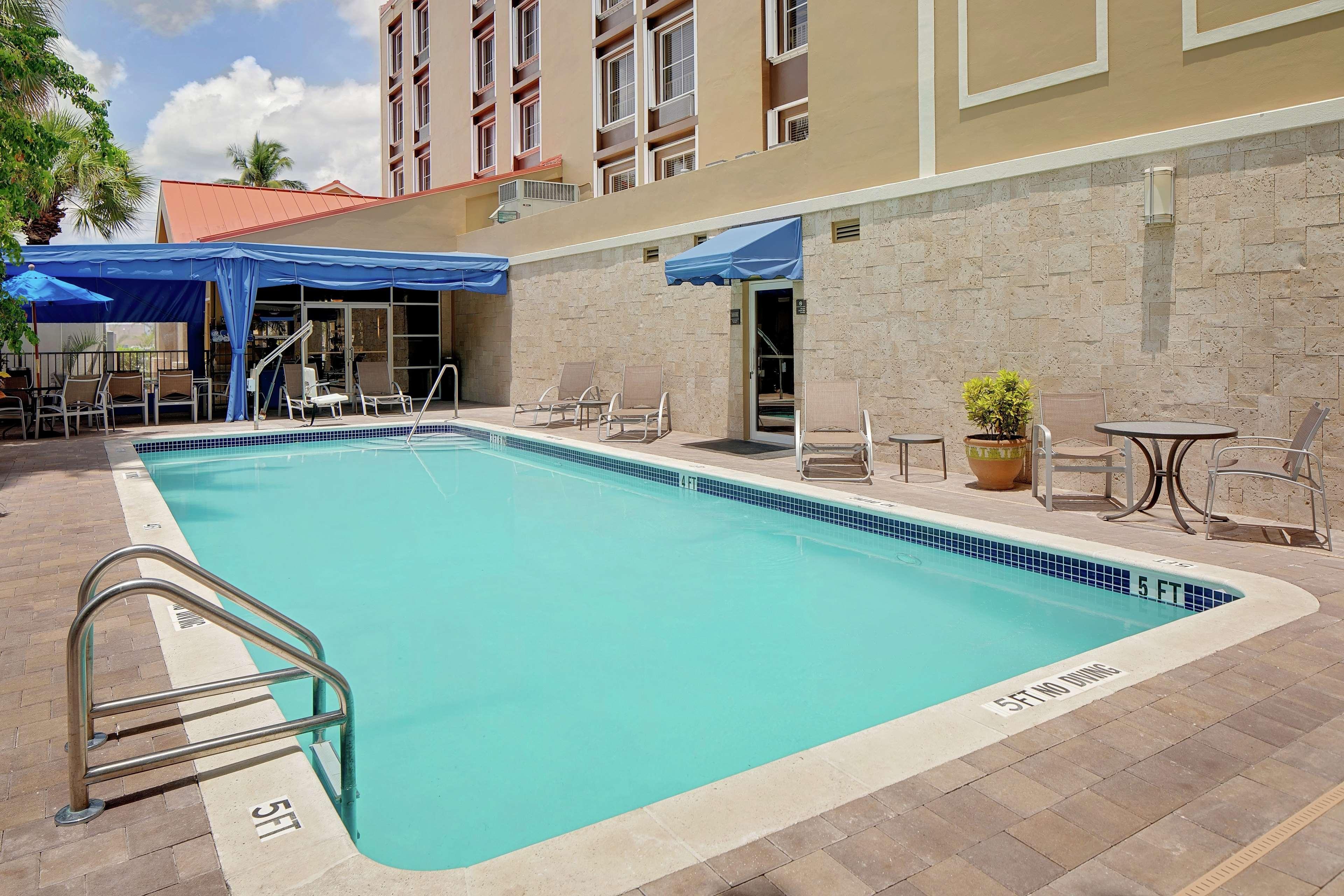 Hampton Inn & Suites Fort Lauderdale Airport Hollywood Exterior photo