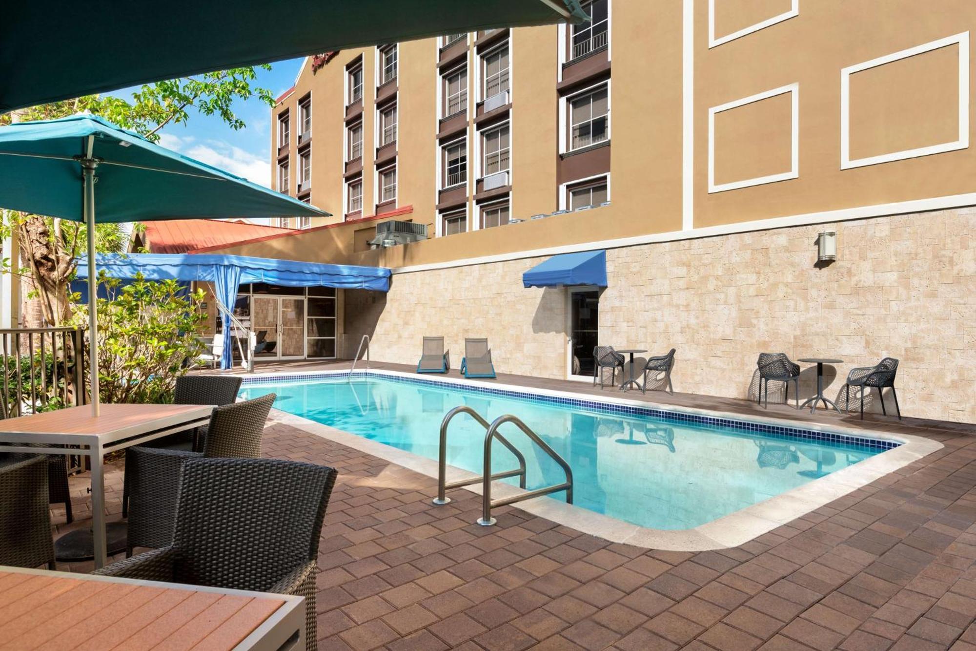 Hampton Inn & Suites Fort Lauderdale Airport Hollywood Exterior photo